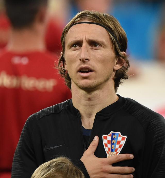 张琳艳赛后和凯莉交换球衣，后者直接把中国队球衣穿在身上