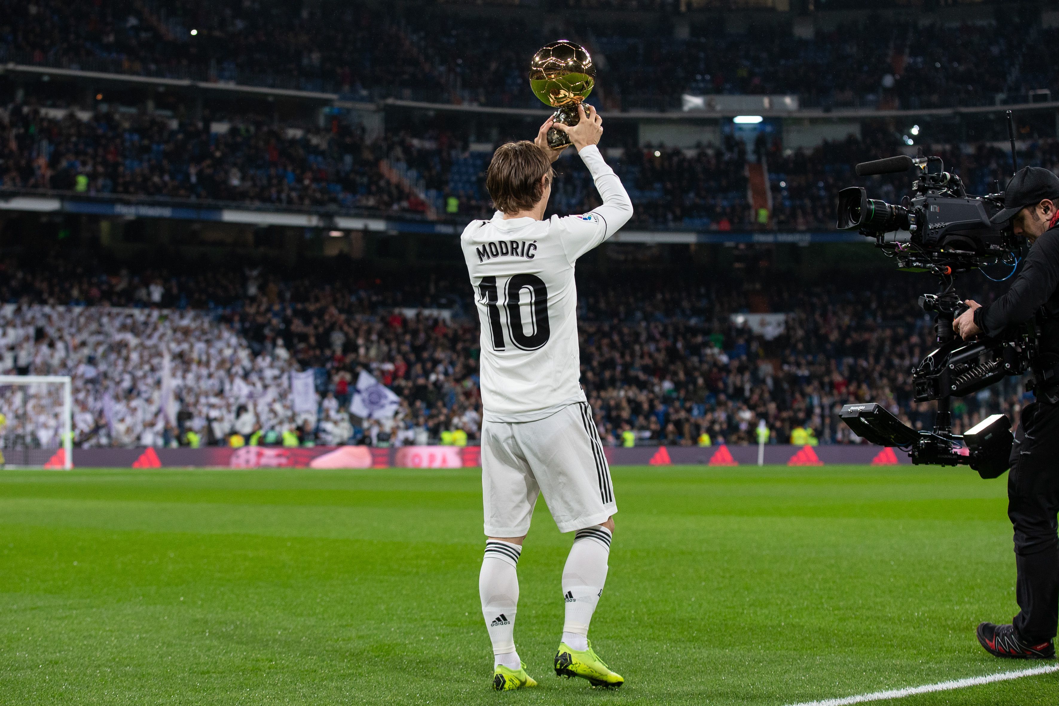 半场战报：巴西2-0塞内加尔，埃斯特旺、卡塞米罗建功