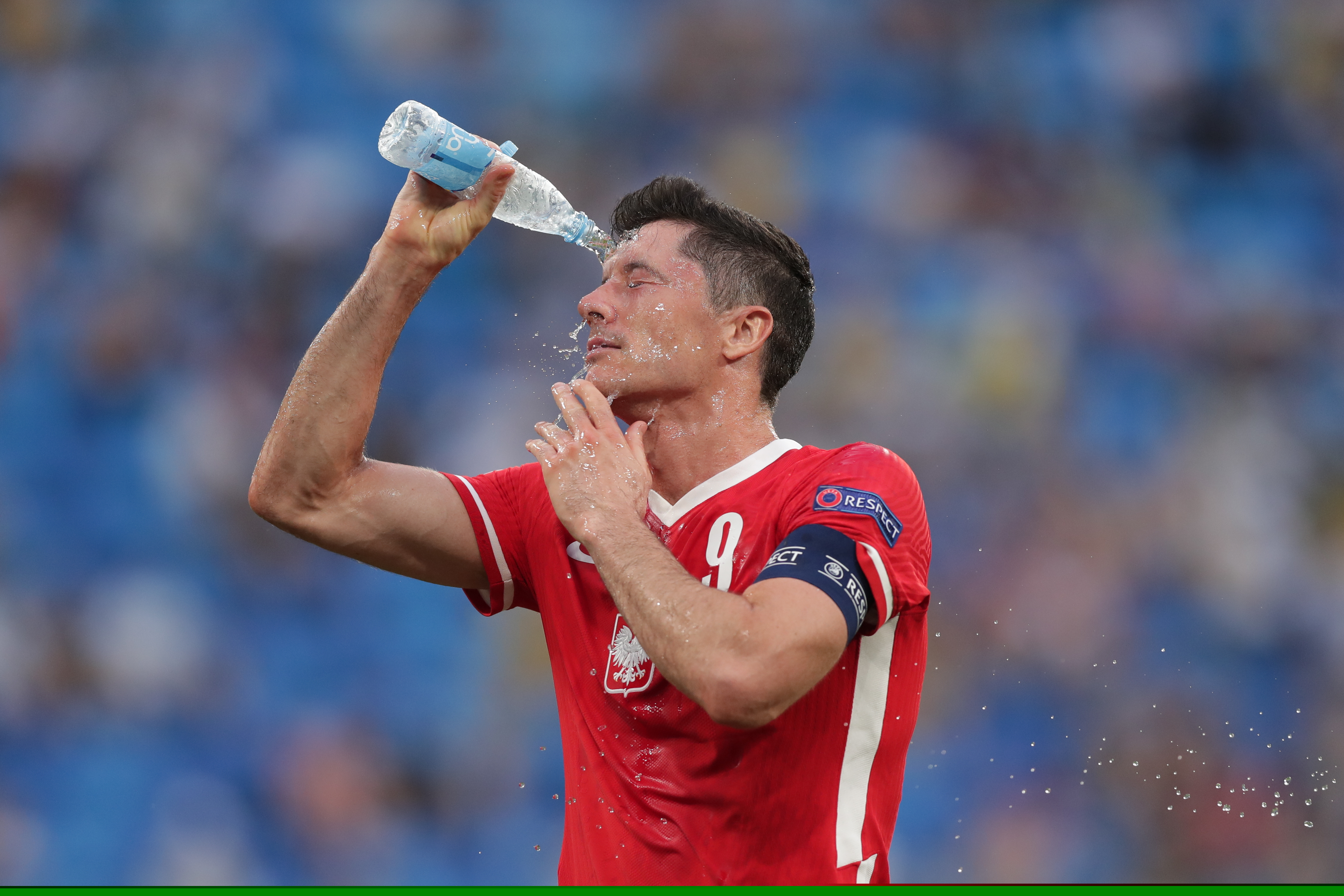 梅西杯开战，梅西和苏亚雷斯现场观战巴萨U16和河床U16的比赛