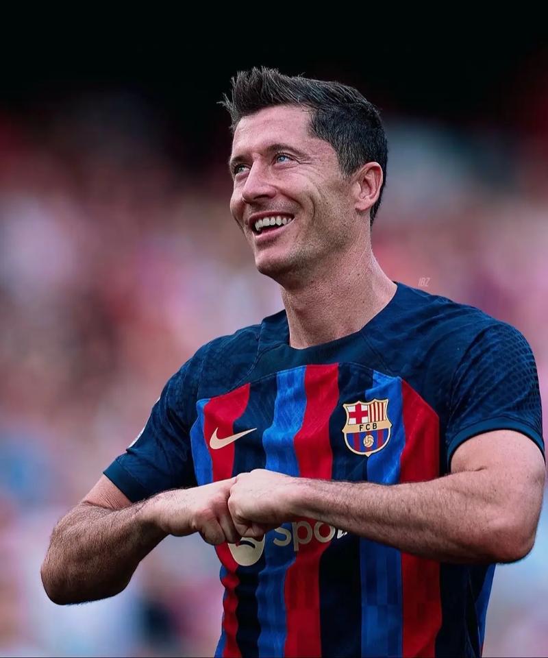 近8次代表西班牙出战正式比赛，奥亚萨瓦尔贡献7球6助攻