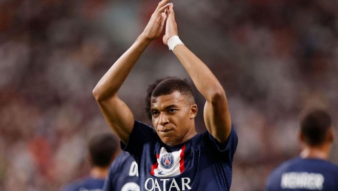 杜兰特关键中投命中，全场欢呼