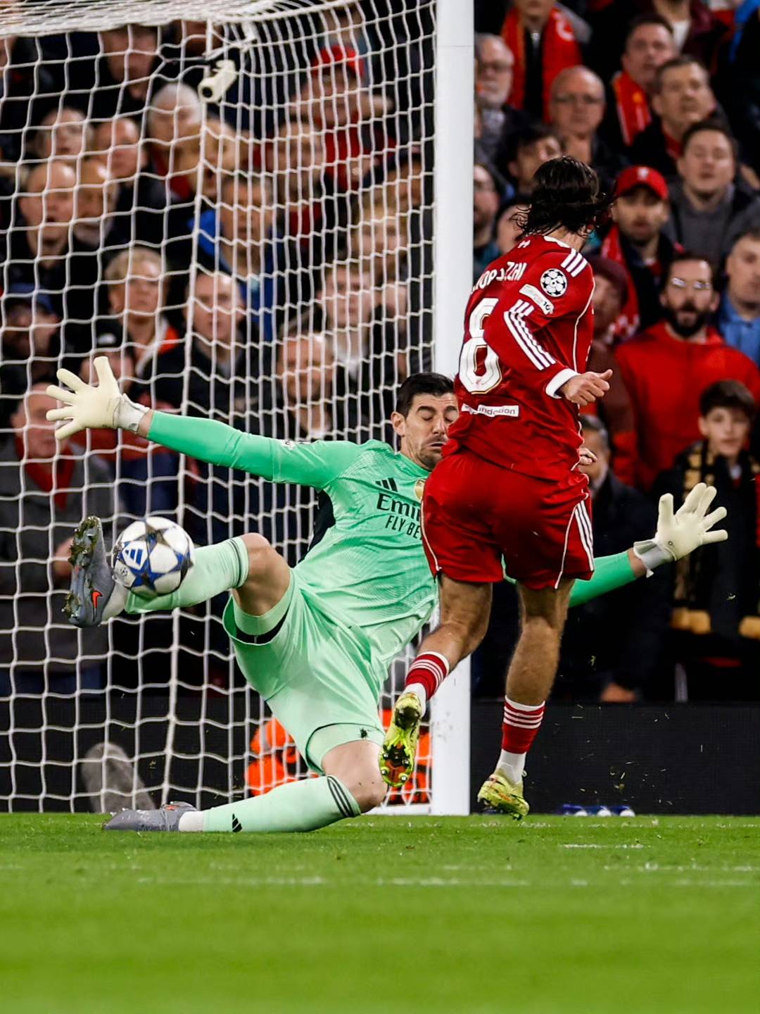 拜仁莱万梅开二度战胜门兴